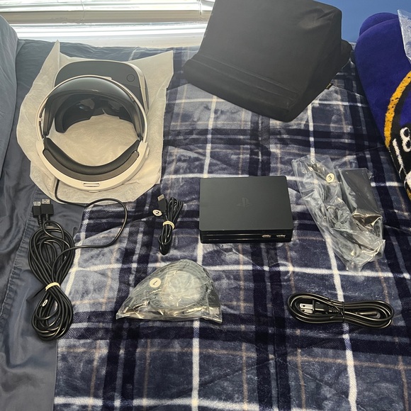 PlayStation VR Headset - Picture 1 of 8